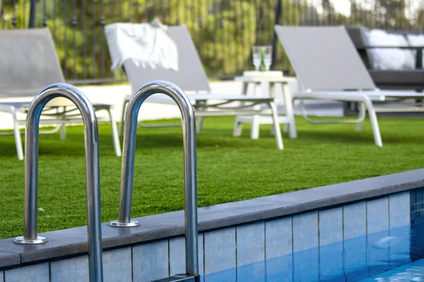 Césped para piscinas en Pamplona